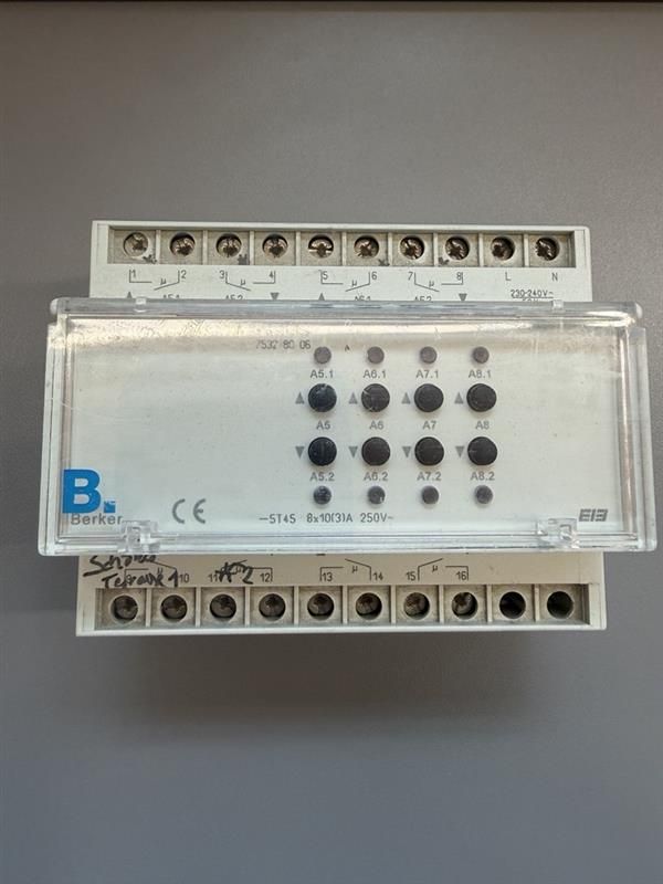 BERKER Schaltaktormodul 8fach 10A 490 0 262