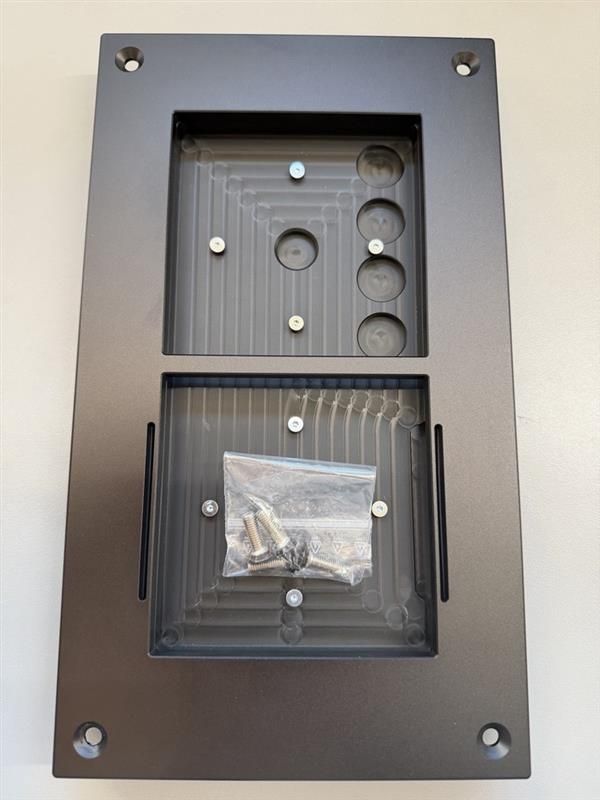 Montagekit Typ 2E für Loxone Intercom und CodeTouch mit Einzelrahmen Schwarz eloxiert EV6, ohne Gravur 33-0102 – Bild 2 von 2